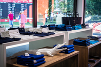 La boutique Lacoste se mêle au Pro Shop du Golf du Médoc Resort
